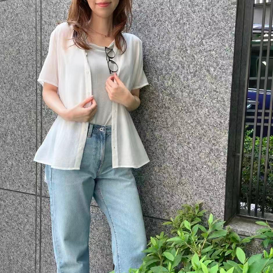 バックレースブラウス